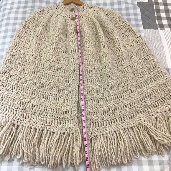 VINTAGE Ruanacrochet handcrafted knit poncho fringe bohemian beige cloak neutral - Picture 6 of 12